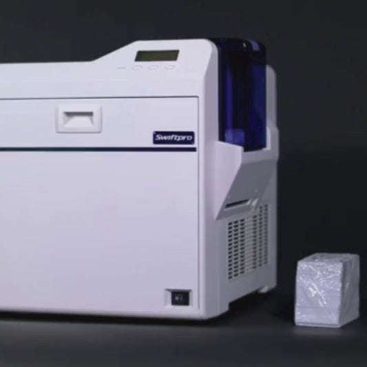 Impresora de tarjetas PVC Swiftpro K30 Imprimiendo