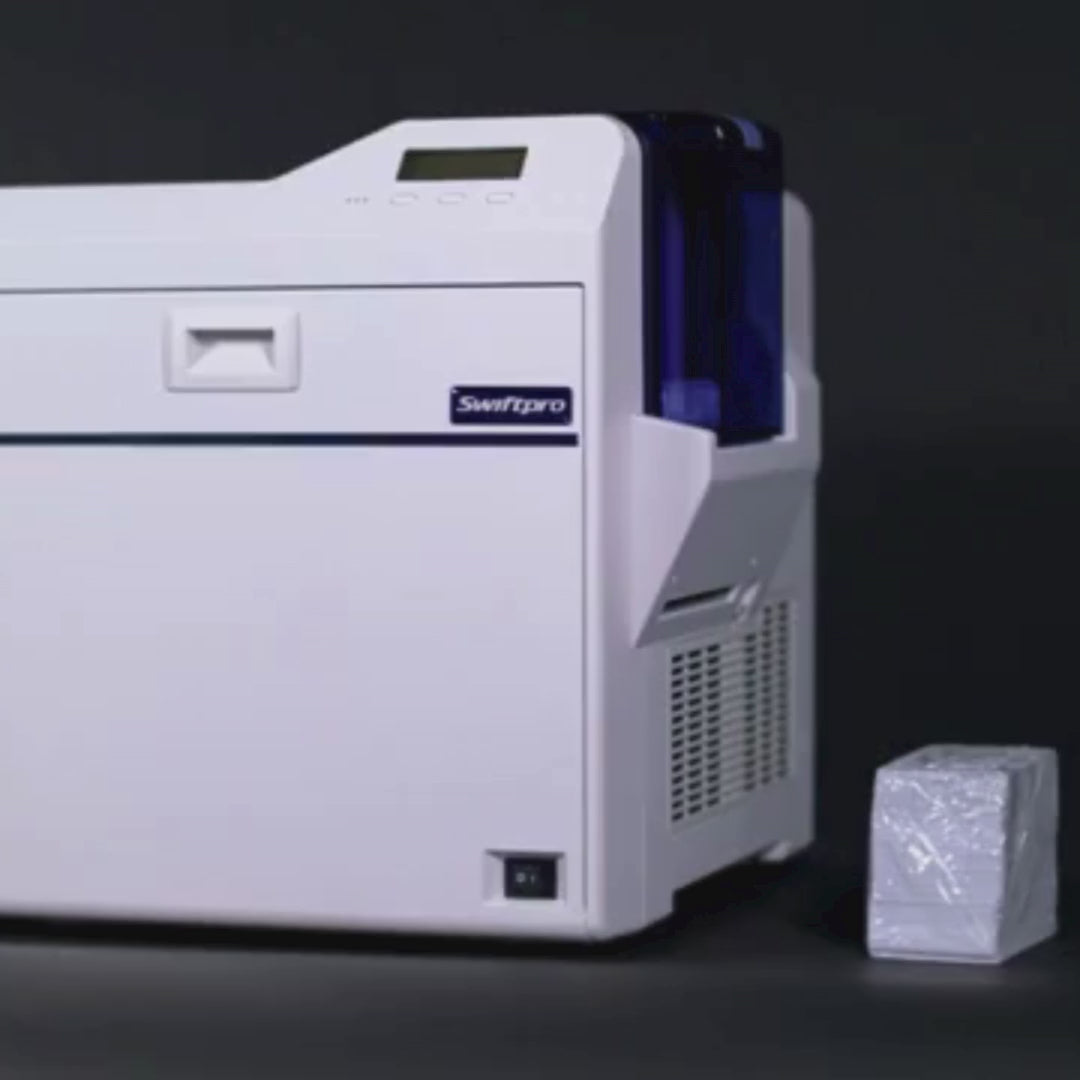 Impresora de tarjetas PVC Swiftpro K30 Imprimiendo